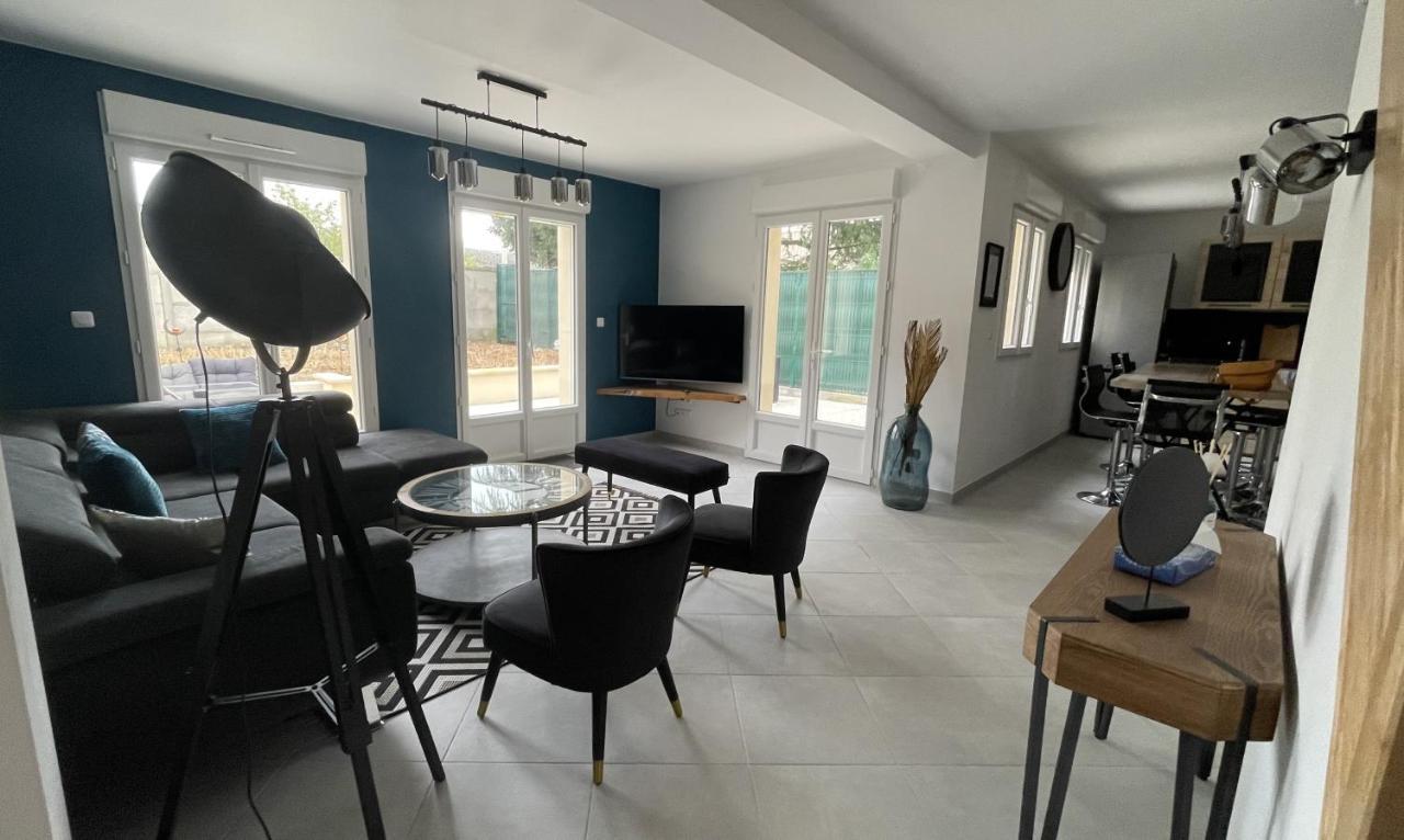 Tranquille: Charming 6-bedroom Retreat Near Parc Astérix Apartment