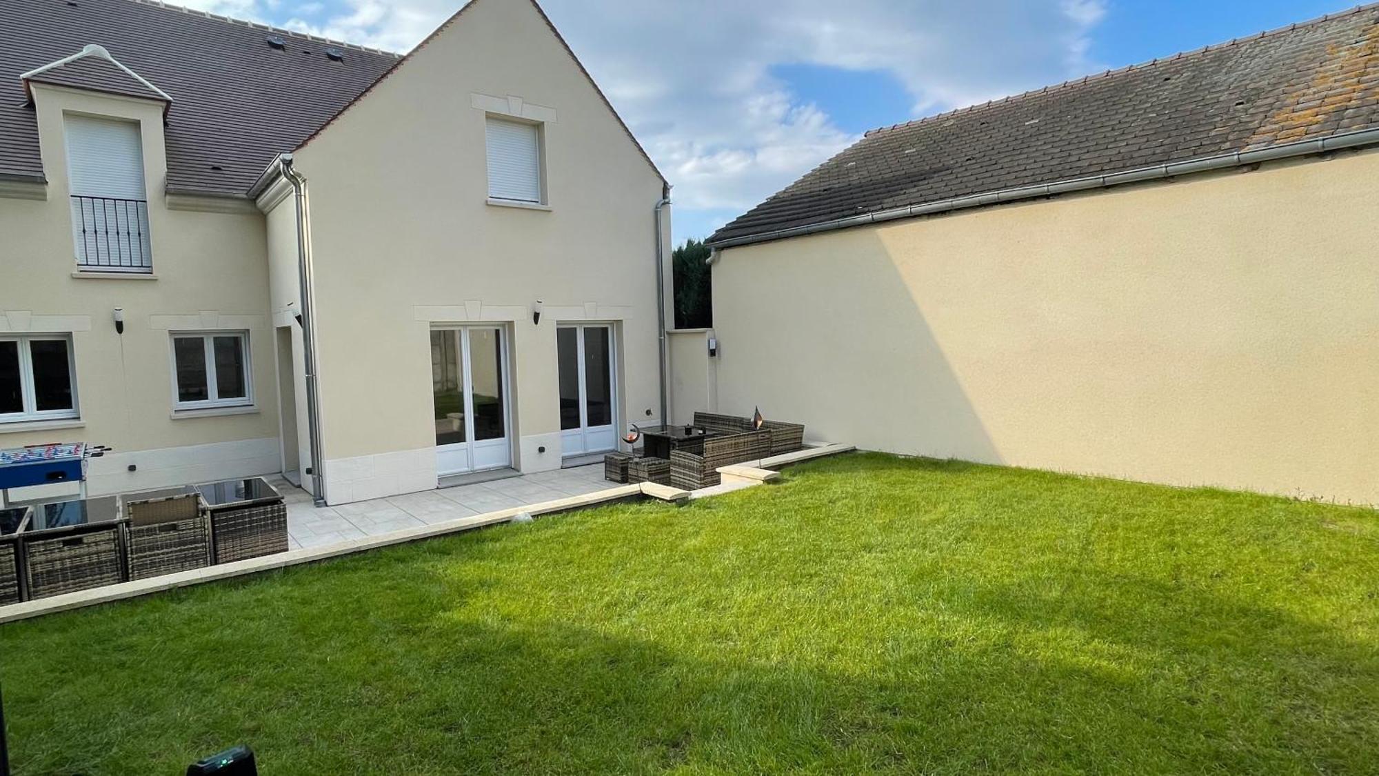 Tranquille: Charming 6-bedroom Retreat Near Parc Astérix Apartment *