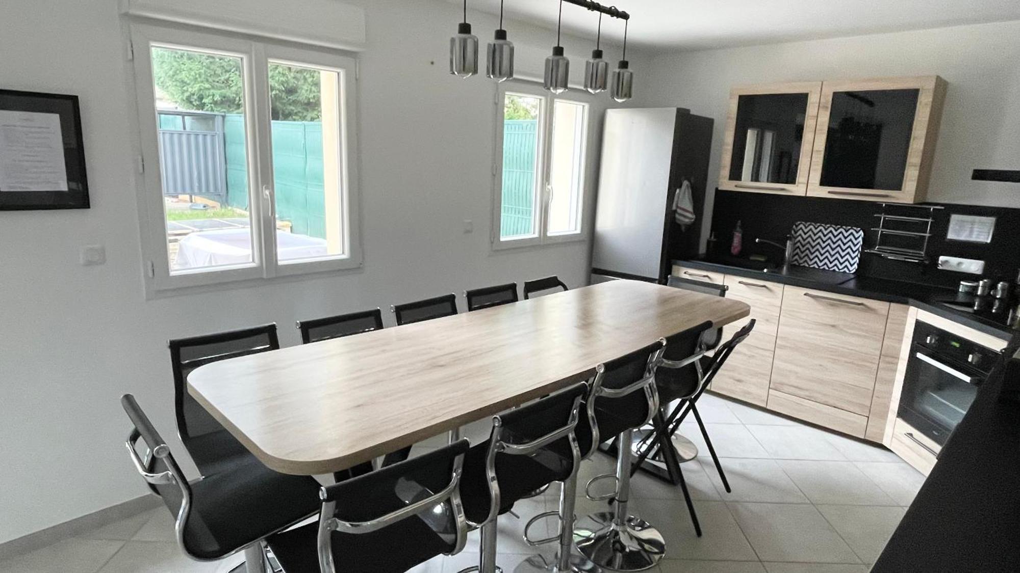 Tranquille: Charming 6-bedroom Retreat Near Parc Astérix *